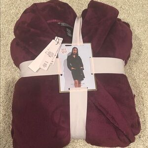 NWT- Victoria’s Secret Plush Burgundy Robe, XS/S